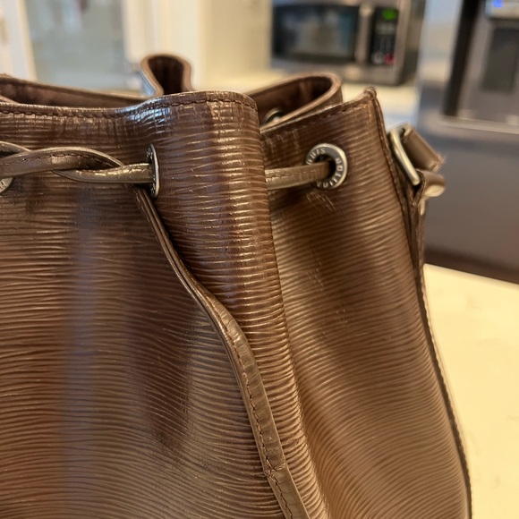 Authentic Mocha LOUIS VUITTON Epi Petit Noe - Picture 7 of 13